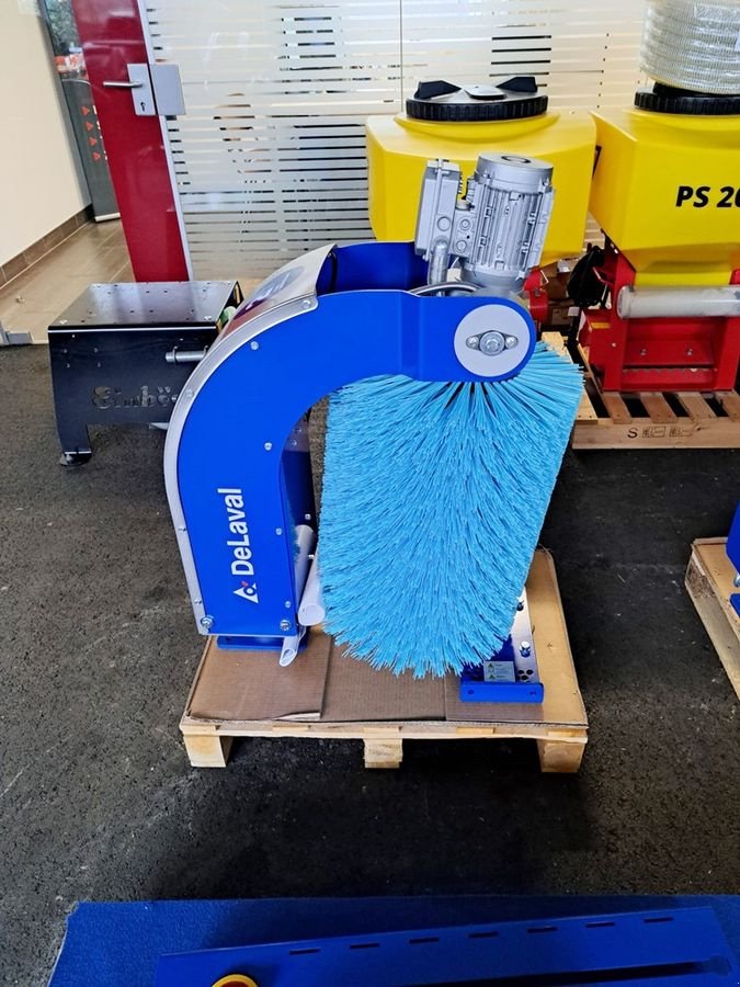 Sonstige Hoftechnik des Typs Alfa Laval Kuhbürste SCB, Neumaschine in St. Marienkirchen (Bild 5)