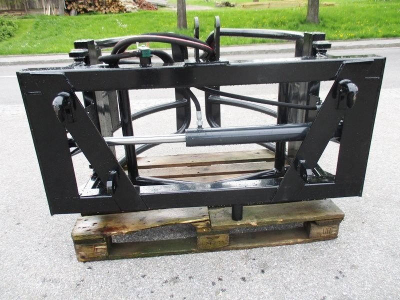 Frontladerzubehör des Typs Stekro Rundballengreifer, Neumaschine in St. Marienkirchen (Bild 5)