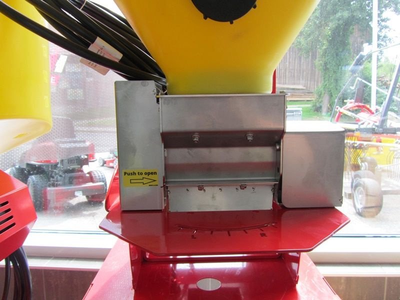 Striegel mit Nachsaateinrichtung des Typs APV MDP 100 M1 Multidosierer, Neumaschine in St. Marienkirchen (Bild 4)