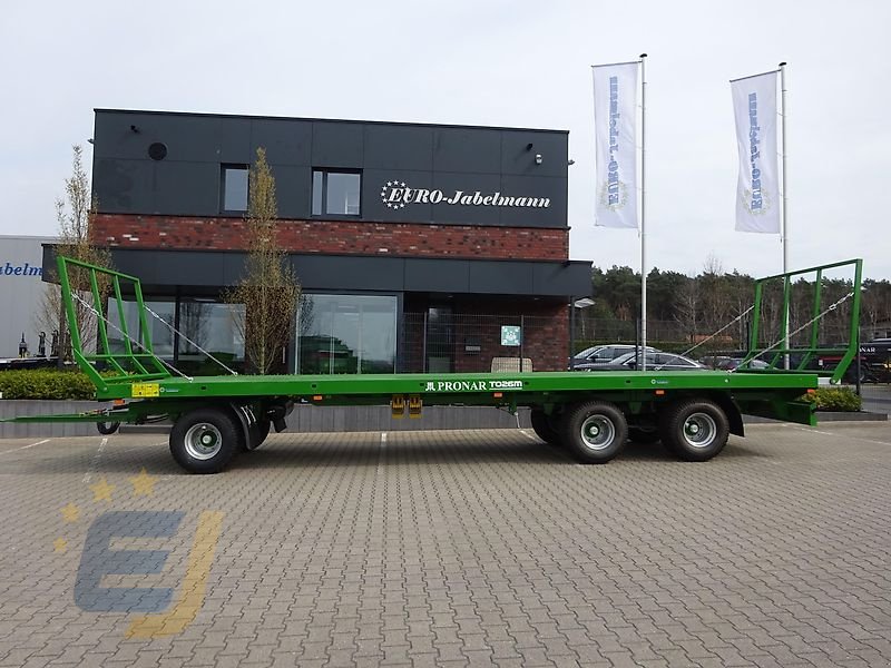 Ballentransportwagen des Typs PRONAR 3-Achs- Ballentransportwagen TO26M / T026M / TO 26M / T0 26 M 18,0 to. z.G.G, Ballenwagen, Flachwagen, Neumaschine in Itterbeck (Bild 3)