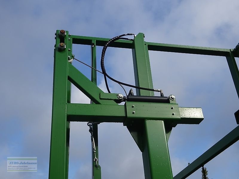 Ballentransportwagen des Typs PRONAR 3-Achs- Ballentransportwagen TO26M / T026M, 18,0 to. z.G.G, mit hydraulischer Ladungssicherung, Neumaschine in Itterbeck (Bild 24)