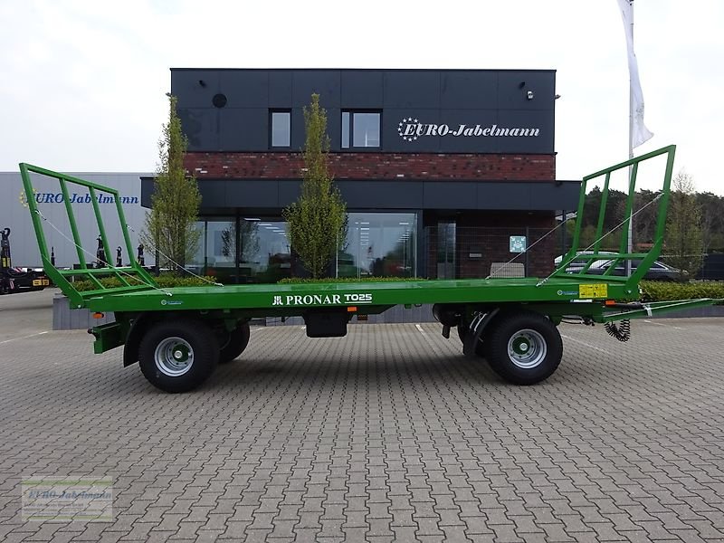 Ballentransportwagen des Typs PRONAR 2-achs Anhänger, Ballenwagen, Strohwagen, TO 25; 12 to, Neumaschine in Itterbeck (Bild 4)
