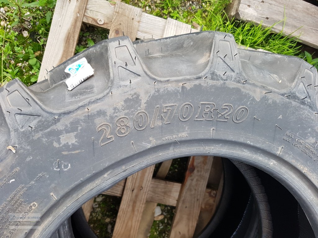 Reifen des Typs BKT 280/70R20, Neumaschine in Lichtenau Stadtgebiet (Bild 2)