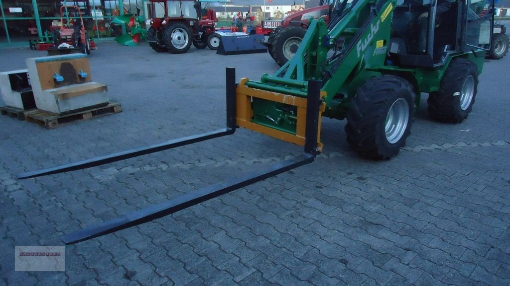 Frontladerzubehör des Typs Dominator Palettengabel mit 200 cm Zinkenlänge 2,5 to, Neumaschine in Tarsdorf (Bild 5)