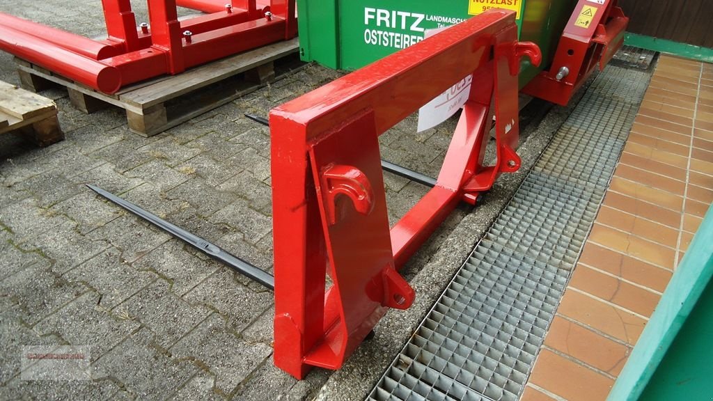 Frontladerzubehör des Typs Dominator Ballenspieß / Ballengabel mit EURO Aufnahme, Neumaschine in Tarsdorf (Bild 4)