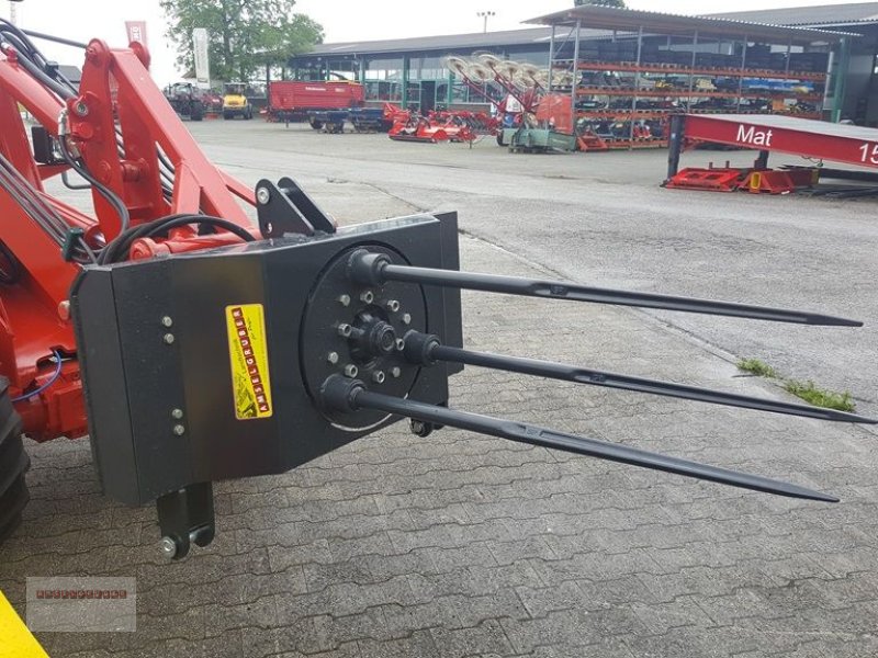 Frontladerzubehör des Typs Dominator Ballenabwickler PRO mit Euroaufnahme & Dreipunkt, Neumaschine in Tarsdorf (Bild 1)