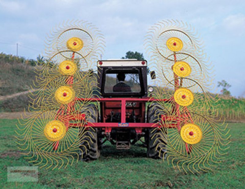 Schwader des Typs Quick-Cover RP V 8 Mittelschwader Dreipunkt Aktion, Gebrauchtmaschine in Tarsdorf (Bild 2)