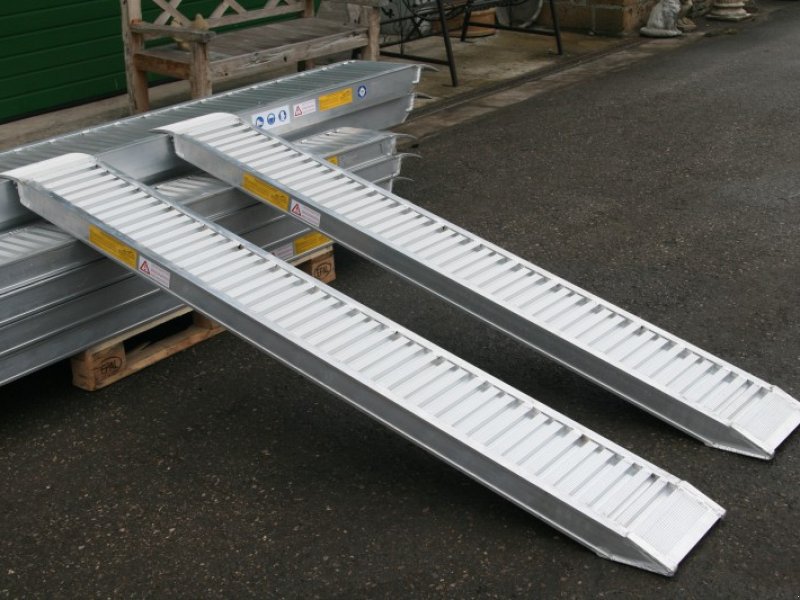 Sonstige Transporttechnik des Typs Sonstige Auffahrrampen  25/33 Alurampen Rampe, Neumaschine in Petting (Bild 1)