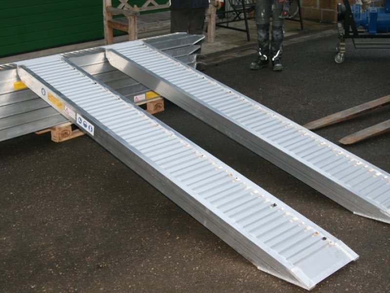 Sonstige Transporttechnik des Typs Sonstige Aluauffahrrampe 30/40 Alurampe Rampe, Neumaschine in Petting (Bild 1)