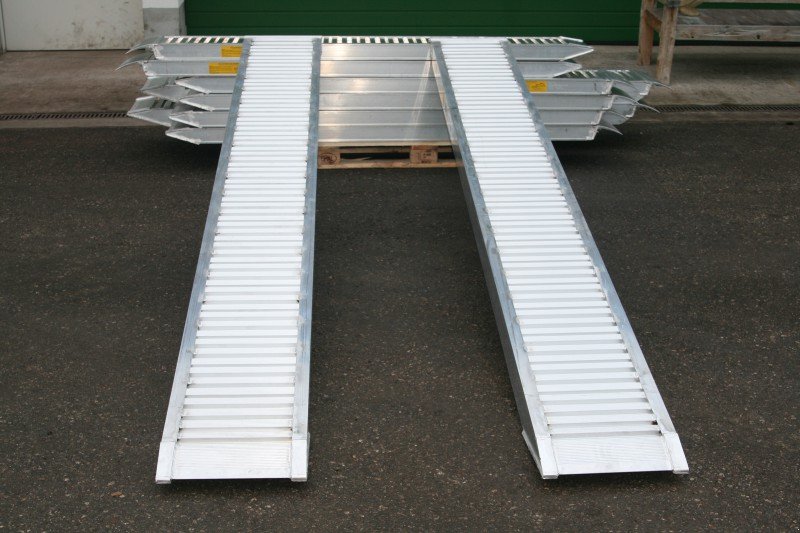 Sonstige Transporttechnik des Typs Sonstige Auffahrrampe 35/35 Alurampe Rampe, Neumaschine in Petting (Bild 2)