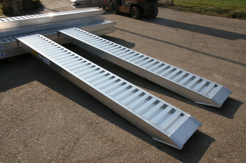 Sonstige Transporttechnik des Typs Sonstige Aluauffahrrampe 35/58 Alurampe Rampe, Neumaschine in Petting (Bild 1)