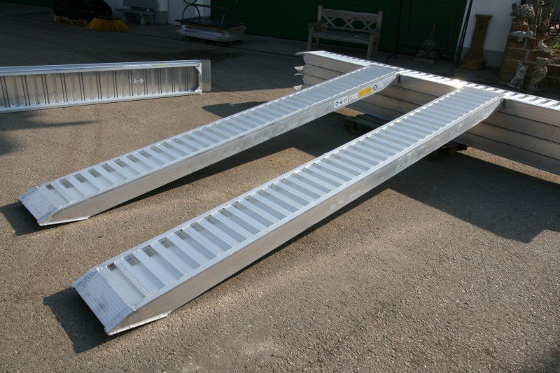 Sonstige Transporttechnik des Typs Sonstige Aluauffahrrampe 40/45 Alurampe Rampe, Neumaschine in Petting (Bild 3)