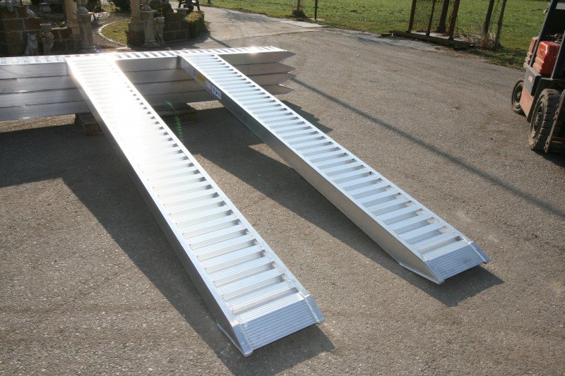 Sonstige Transporttechnik des Typs Sonstige Aluauffahrrampe 40/45 Alurampe Rampe, Neumaschine in Petting (Bild 1)