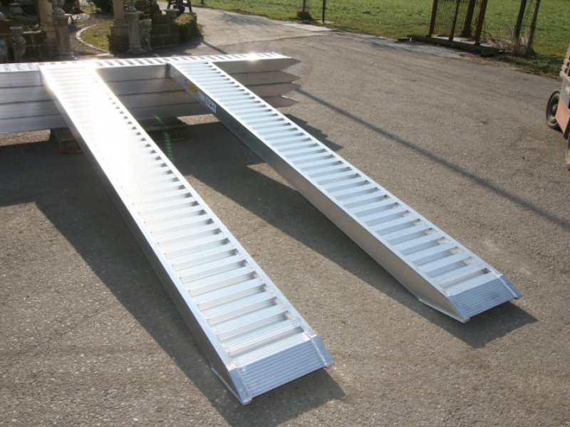 Sonstige Transporttechnik des Typs Sonstige Aluauffahrrampe 40/45 Alurampe Rampe, Neumaschine in Petting (Bild 1)