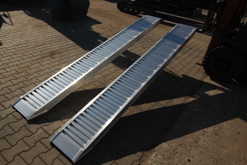 Sonstige Transporttechnik des Typs Sonstige Aluauffahrrampe 30/30 Alurampe Rampe, Neumaschine in Petting (Bild 3)