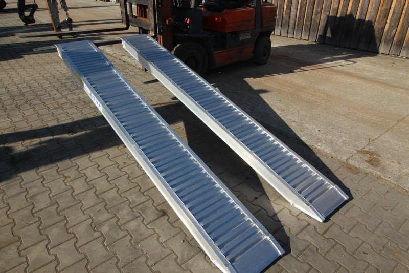 Sonstige Transporttechnik des Typs Sonstige Aluauffahrrampe 30/30 Alurampe Rampe, Neumaschine in Petting (Bild 1)