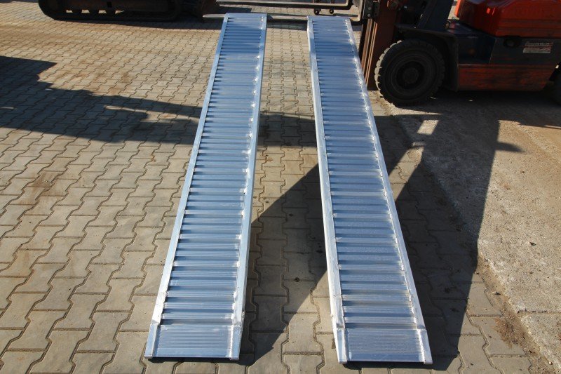 Sonstige Transporttechnik des Typs Sonstige Aluauffahrrampe 30/30 Alurampe Rampe, Neumaschine in Petting (Bild 2)
